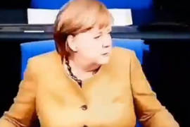 La simpática reacción de Angela Merkel al olvidar su cubrebocas