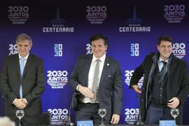 El presidente de la CONMEBOL Alejandro Domínguez (centro), el presidente de la federación uruguaya Ignacio Alonso (derecha) y el ministro de Deportes uruguayo Sebastián Bauza previo a una rueda de prensa, el martes 2 de agosto de 2022.