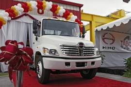 El primer camión Hino ensamblado en América del Norte es presentado el 19 de octubre de 2004, en una planta de Toyota en Long Beach, California.