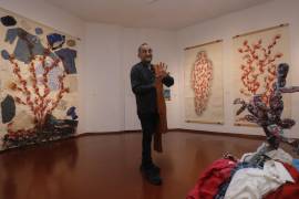 Huellas, tejidos y cactáceas visibilizan la odisea migrante con el arte de Gabriel Sánchez Viveros en Saltillo