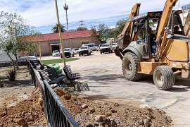 Personal municipal realiza limpieza y retiro de escombro en diferentes colonias de Ramos Arizpe.