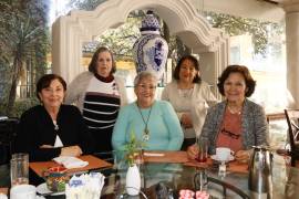 Coco Valdés, Angélica Cuéllar, Carmen Guajardo, Soledad Esquivel y Gloria Quijano, amigas desde hace 40 años, se reúnen cada miércoles.
