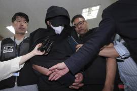 La policía lleva arrestado al hombre que abrió una puerta de emergencia durante un vuelo en Corea del Sur.
