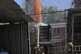 Las labores de emergencia se concentraron en el área de talleres de la Corporación Mexicana de Investigación en Materiales, donde un horno en desuso habría sido el punto de origen del incendio que generó la movilización de cuerpos de rescate.