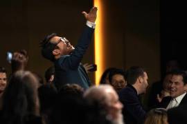 Daniel Kwan reacciona cuando se anuncia que “Everything Everywhere All at Once” es el ganador del premio a la mejor película en la 28.ª edición anual de los Critics Choice Awards en The Fairmont Century Plaza Hotel.