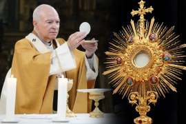 Aprende sobre sus orígenes, cómo se celebra con misas solemnes y procesiones, y su profundo significado de fe y comunión para los católicos