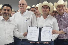 El gobernador Manolo Jiménez anunció apoyos para los productores laguneros afectados por la falta de agua, reafirmando su compromiso con el desarrollo del campo en Coahuila.