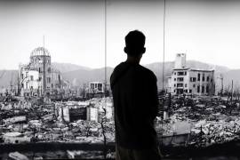 Un visitante observa una enorme fotografía de Hiroshima devastada por el primer bombardeo atómico del mundo en el Museo Memorial de la Paz de Hiroshima, Japón.