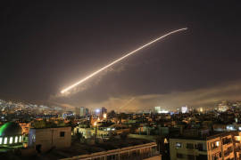 Fuerzas gubernamentales sirias lanzan ataque con misiles contra rebeldes, en Damasco
