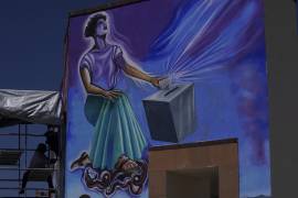 La muralista mexicana Janet Calderón pinta un mural en San Salvador, estado de Hidalgo (México).