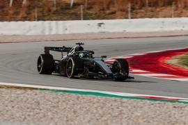 Sergio Pérez al volante del monoplaza de Cadillac durante el test de pretemporada en Barcelona, donde el mexicano registró vueltas cerca del minuto con 20 segundos.