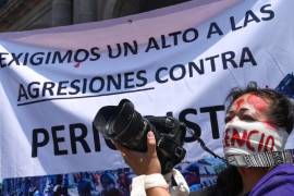 Periodista manifestándose por la falta de protección hacía periodistas. Foto: Cuarto Oscuro