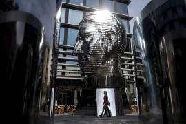 Estatua giratoria de un busto gigante del escritor Franz Kafka en el centro de Praga (República Checa) La estatua del famoso escritor de origen checo es obra del controvertido artista Cerny, autor de varias obras sobre la situación política del país en los últimos años.