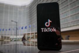 Un logotipo de TikTok frente a la sede de la Comisión Europea en Bruselas, Bélgica. Las autoridades de la UE continúan examinando a la red social bajo las reglas de regulación digital.
