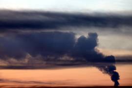 humo cerca de la ciudad de Domodedovo tras un ataque con drones ucranianos en la región de Moscú, Rusia.