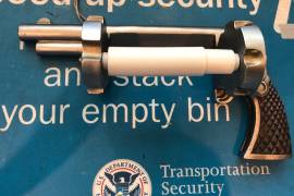 Portapapel de baño en forma de pistola causa confusión en aeropuerto de EU
