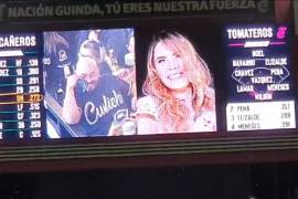 En un juego de beisbol, 'trollean' a Lupillo Rivera con la 'kiss cam'... ¡y foto de Belinda! (video)