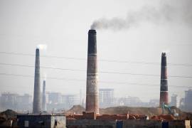 Chimeneas de fábricas expulsan humo en Aminbazar, Dacca, Bangladesh. Sólo en 2019, la humanidad produjo 36 mil millones de toneladas de CO2, unos 98 millones de toneladas al día.