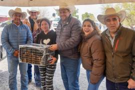 El alcalde Tomás Gutiérrez Merino encabezó la entrega del programa Aves de Traspatio en el ejido Mesillas.