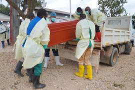 Trabajadores sanitarios que forman parte del equipo de sepelio seguro y digno, se preparan para sepultar a Abineno Justine, una mujer de 38 años que murió por el virus del ébola, en Bunia, República Democrática del Congo, el viernes 4 de septiembre de 2026.