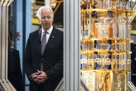 El presidente Joe Biden con la computadora cuántica System One de IBM durante una visita a las instalaciones en Poughkeepsie, Nueva York, el 6 de octubre de 2022.