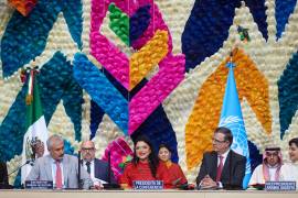 El subdirector general de cultura de la Unesco, Ernesto Ottone (i), la ministra de Cultura de México Alejandra Frausto (c) y el canciller mexicano Marcelo Ebrard, durante la clausura del Mondiacult 2022 en CDMX.