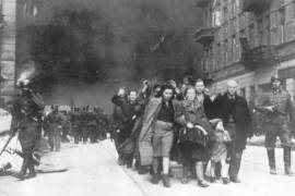 Un grupo de judíos polacos son llevados para ser deportados por soldados alemanes de las SS durante la destrucción del gueto de Varsovia por parte de las tropas alemanas el 19 de abril de 1943.