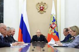 El presidente ruso, Vladímir Putin (centro), asiste a una reunión con miembros del Consejo de Seguridad en el Kremlin de Moscú, Rusia, el 14 de agosto de 2026.