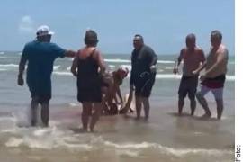 Los turistas fueron evacuados de la playa ante el peligro después del ataque a un hombre y una mujer.