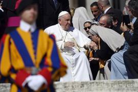 El Papa Francisco es recibido durante la Audiencia General en la plaza de San Pedro, Ciudad del Vaticano