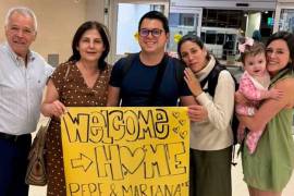El médico traumatólogo José Luis Flores, originario de Piedras Negras, regresó con su familia.