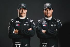 Checo Pérez y Valtteri Bottas lucen el mono oficial de Cadillac para la Temporada 2026 de la Fórmula 1, diseño que acompañará el debut de la escudería en el campeonato mundial.