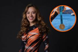 La nadadora saltillense completó la travesía griega en aguas de hasta 400 metros de profundidad y 22 °C de temperatura promedio.