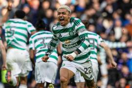 El mexicano Julián Araujo tuvo participación con el Celtic en el Old Firm ante el Rangers, un clásico escocés que terminó en penales y con invasión de cancha en el estadio Ibrox.