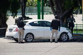 Los ocupantes de un vehículo Versa de color blanco, de modelo reciente, fueron acribillados con disparos de fusiles automáticos.