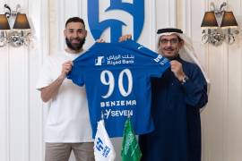 Karim Benzema ya posó con los colores del Al-Hilal durante su presentación oficial, donde aseguró que el club representa al “Real Madrid de Arabia” por su grandeza y palmarés.