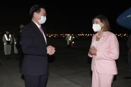La presidenta de la Cámara de Representantes de los Estados Unidos, Nancy Pelosi (d), es recibida por el ministro de Relaciones Exteriores de Taiwán, Joseph Wu, en el aeropuerto de Songshan en Taipei, Taiwán.