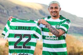 Julián Araujo posa con los colores del Celtic tras ser anunciado como nuevo refuerzo del histórico club escocés, en una etapa clave para relanzar su carrera en Europa rumbo al Mundial 2026.