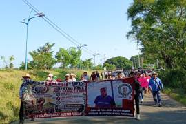 En el bloqueo, a la altura de la localidad de Marquelia, participan autoridades de las comunidades indígenas y familiares de Plácido Galindo.