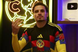 Raphael Veiga posa con la camiseta del Club América tras confirmarse su fichaje como nuevo refuerzo de las Águilas para el torneo Clausura 2026 de la Liga MX.