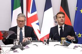 El primer ministro británico Keir Starmer, izquierda, y el presidente francés Emmanuel Macron copresiden una reunión multinacional virtual en el palacio presidencial de los Elíseos, en París.