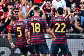 Johan Vásquez anotó al minuto 50 ante Frosinone, pero dejó al Genoa con diez jugadores tras recibir su segunda amarilla al 86’.