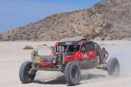 Pilotos de autos, UTV, motocicletas y cuatrimotos desafían las brechas y caminos de terracería del desierto coahuilense.