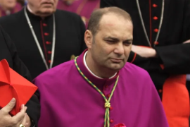 El Vaticano no explicó el motivo de la renuncia del obispo Grzegorz Kaszak, de 59 años, a la diócesis de Sosnowiec, en el suroeste de Polonia. La edad de retiro normal es de 75 años