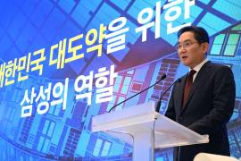 El presidente de Samsung Electronics, Lee Jae-yong, asiste a un anuncio junto al presidente surcoreano Lee Jae-myung y el presidente de SK Group, Chey Tae-won, en la oficina presidencial de la Casa Azul en Seúl.