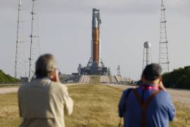 El cohete Artemis de la NASA con la nave espacial Orion a bordo se encuentra en la plataforma 39B en el Centro Espacial Kennedy en Cabo Cañaveral, Florida.