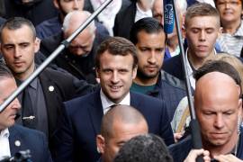 Golpea guardaespaldas de Macron a un estudiante en París