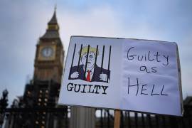 Un cartel que representa al primer ministro británico, Boris Johnson, tras las rejas frente al parlamento en Londres, Gran Bretaña. EFE/EPA/Andy Rain