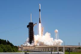 El cohete Falcon 9 de SpaceX que transporta la nave espacial Crew Dragon de la compañía mientras despega en la Misión Axiom 1 (Ax-1) a la Estación Espacial Internacional. EFE/Joel Kowsky/NASA