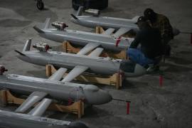 Miembros del servicio militar de inteligencia ucraniano preparan drones misiles Peklo (Infierno) contra Rusia en un lugar no revelado la noche del jueves 28 de mayo de 2026.